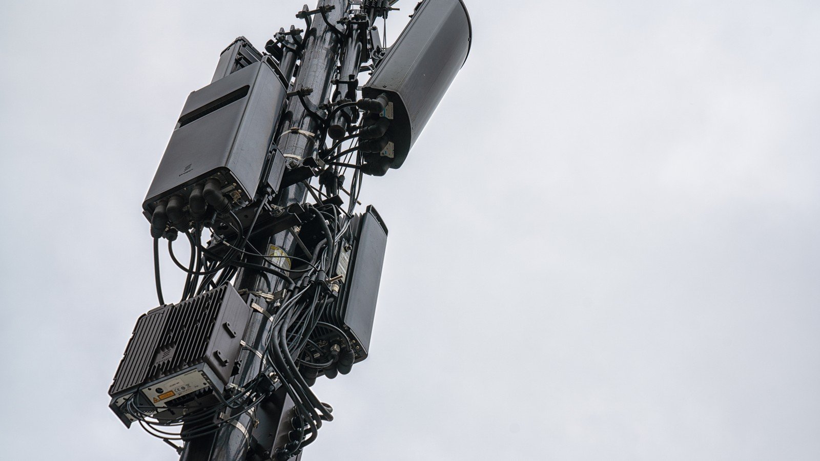 SpaceX kupuje ogólnokrajowe pasmo 800 MHz dla Starlink Mobile