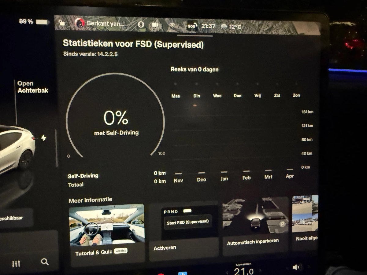 Ekran Tesli ze statystykami FSD Supervised