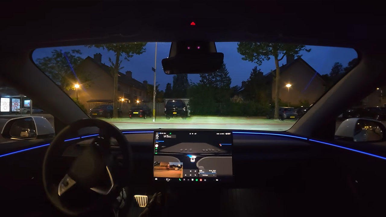 Tesla z FSD Supervised nocą, wizualizacja na ekranie