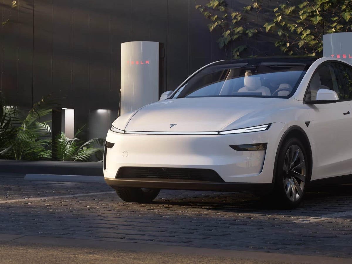 Tesla Model Y przy Superchargerze