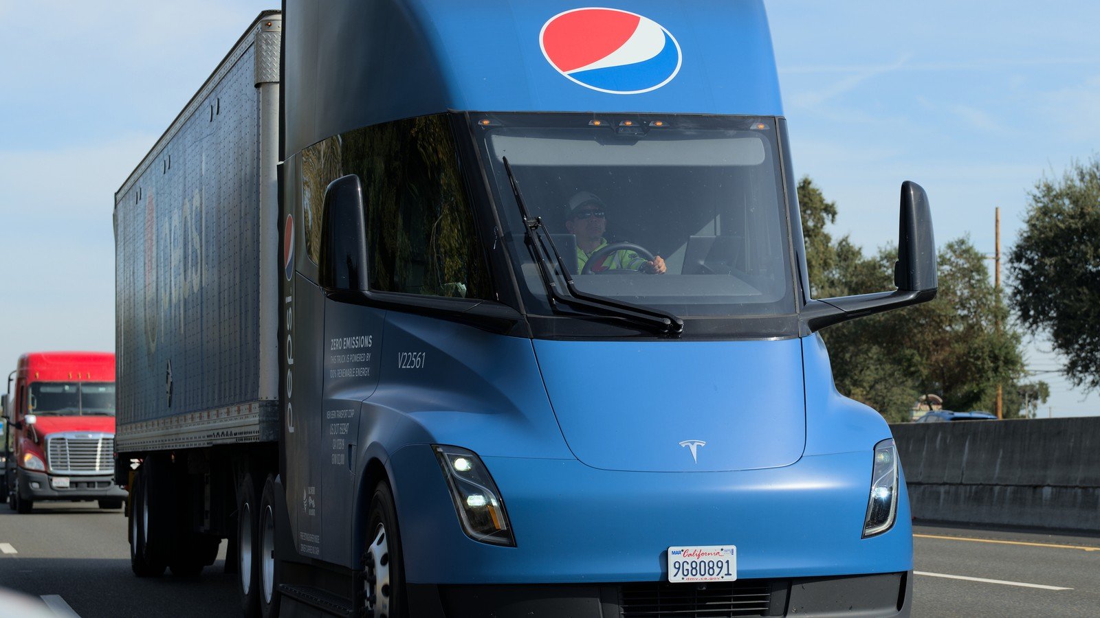 Tesla otworzyła w kalifornijskim Tulare piąty publiczny Megacharger dla Semi